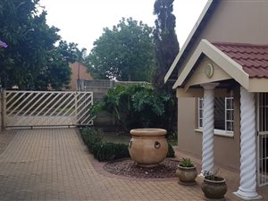 3 Bed House in Van Riebeeck Park