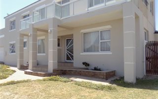 6 Bedroom House in Pelikan Park