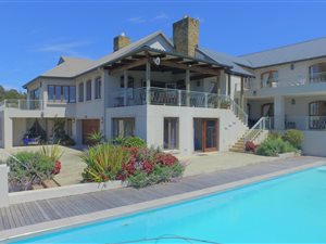 6 Bed House in Hoekwil