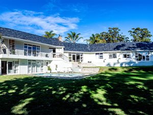 6 Bed House in Weybridge Park