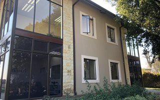 100 m² Commercial space in Hilton