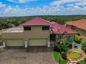 5 Bed House in Featherbrooke