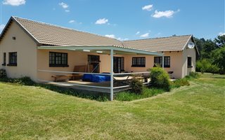 4 Bedroom House in Hartzenbergfontein