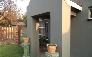 2 Bedroom Garden Cottage in Three Rivers East