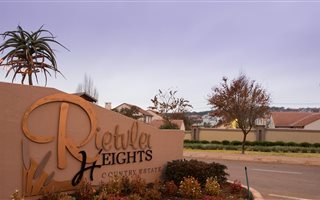 902 m² Land available in Rietvlei Heights Country Estate