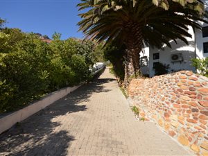 746 m² Land available in Gordons Bay Central