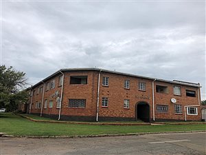 982 m² Commercial space in Selection Park