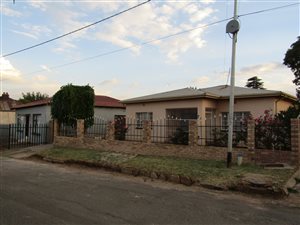 3 Bed House in Roodepoort Central