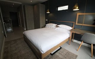 Bachelor apartment in Hyde Park