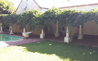 4 Bedroom House in Middelpos