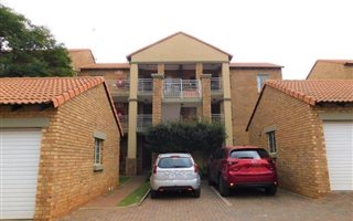 2 Bedroom Townhouse in Die Hoewes