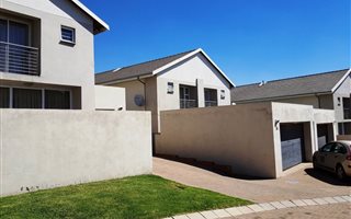 3 Bedroom Townhouse in Die Heuwel