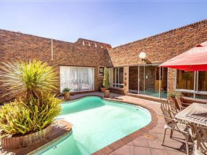 9 Bed House in Lakefield