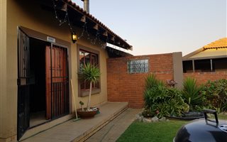 2 Bedroom Flat in Krugersdorp Central