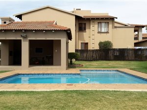 3 Bed Apartment in Weltevreden Park