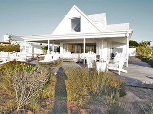 4 Bed House in Grotto Bay