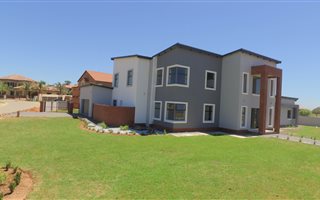 4 Bedroom House in Bronkhorstbaai