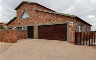 3 Bedroom House in Flamwood