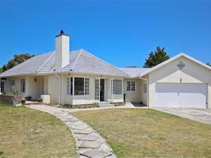 5 Bed House in Bergvliet