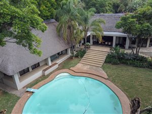 6 Bed House in Shere