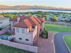 4 Bed House in Kosmos Ridge