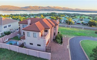 4 Bedroom House in Kosmos Ridge