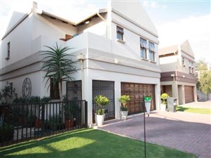 3 Bed Townhouse in Vanderbijlpark SE2