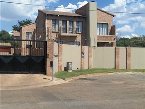 3 Bed Duplex in Fairland
