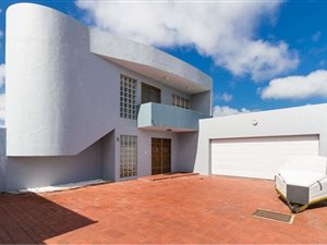 5 Bed House in Surrey Estate