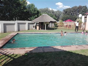 2 Bed Apartment in Roodepoort West