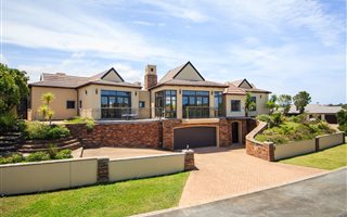 4 Bedroom House in Pezula Golf Estate