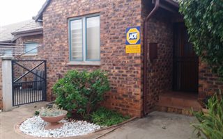 2 Bedroom Townhouse in Die Hoewes