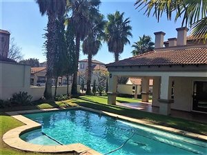 2 Bed Apartment in Pineslopes