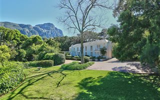 6 Bedroom House in Bishopscourt