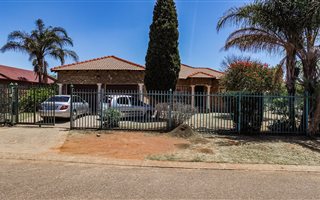 3 Bedroom House in Theresa Park