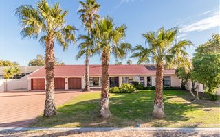 4 Bedroom House in Duynefontein