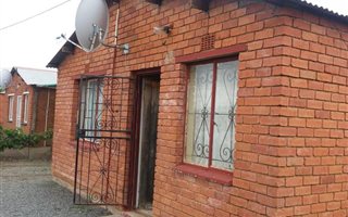 2 Bedroom House in Blomanda