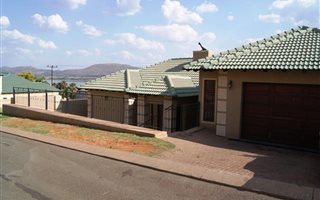 3 Bedroom House in Kosmos Ridge