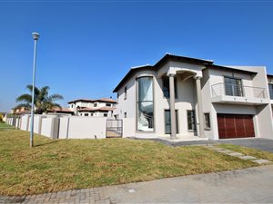 4 Bed House in Crescent Wood Country Estate