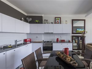3 Bed Apartment in Paardevlei