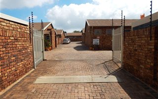 2 Bedroom Townhouse in Krugersdorp North