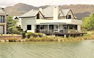 4 Bedroom House in Pearl Valley