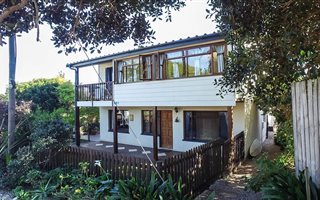 8 Bedroom House in Klein Brak River