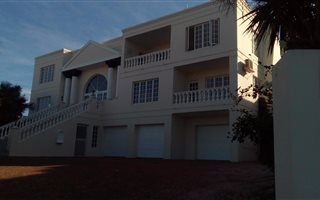 4 Bedroom House in Outeniqua Strand