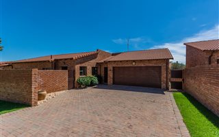 3 Bedroom Cluster in Honeydew Manor