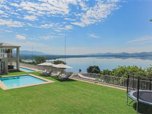 5 Bed House in Kosmos