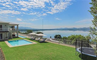 5 Bedroom House in Kosmos