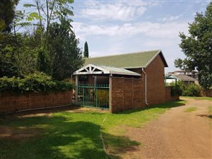 4 Bedroom House in Elarduspark