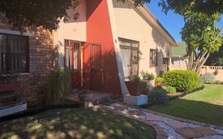 4 Bedroom House in Blomtuin