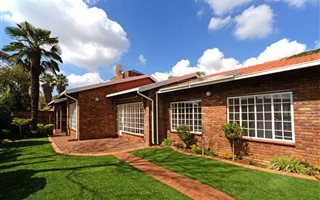 5 Bedroom House in Lakefield